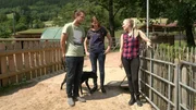Nadine und Keven Höfele mit Hundetrainerin Conny Sporrer (r.)  +++ Die Verwendung des sendungsbezogenen Materials ist nur mit dem Hinweis und Verlinkung auf RTL+ gestattet.