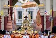 Maha Vajiralongkorn bei seiner eigenen Kr&ouml;nung.