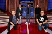 Moderator Kai Pflaume (M.) und seine Rateteam-Kapitäne Bernhard Hoëcker (l.) und Elton (r.) begrüßen in dieser Sendung den Sportreporter Werner Hansch (2.v.l.) und den ehemaligen Fußballtrainer Ewald Lienen (2.v.r.).