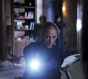 Als eine verkohlte Leiche aufgefunden wird, begibt sich Special Agent Grace Miller (Kim Raver) auf die Suche nach dem Bruder des Toten, der durch sein plötzliches Verschwinden als dringend tatverdächtig eingestuft wird.