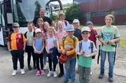 Björn Freitag (hinten, l.) besucht zusammen mit der Koch-AG einen Bauernhof in Bergneustadt.