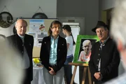 Trixi hat eine Typisierungsaktion organisiert, um einen Spender für den leukämiekranken Sohn ihrer Freundin zu finden. Von links: Pfarrer Kurz (Hans Stadlbauer), Trixi Preissinger (Doreen Dietel) und Lorenz Schattenhofer (Werner Rom).