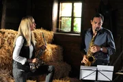 Mike will Trixi überraschen und übt mit Jana ein Lied. Von links: Jana Keller (Isabella Hübner) und Mike Preissinger (Harry Blank).