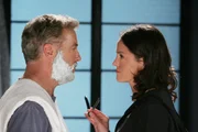 Eine Frage des Vertrauens: Lässt Grissom (William Petersen) sich von Sara (Jorja Fox) den Bart mit einem superscharfen Messer abrasieren?  +++
