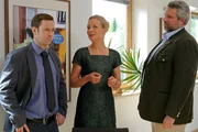 Die Cops König (Mark-Alexander Solf, l.) und Stadler (Dieter Fischer, r.) befragen die Brauereibesitzerin Dörflinger (Bernadette Schnabl, M.).