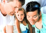SRF bi de Lüt Familiensache Ferienzeit Folge 4 Kameramann Eric zeigt Tanja und Leena eine Einstellung auf der Kamera