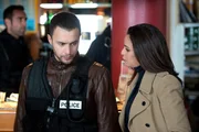 Chefin Yasmine Attia (Samira Lachhab, r.) stellt Antoine Dumas (Raphaël Lenglet, l.) als Unterstützung für die Spezialisten zur Verfügung.