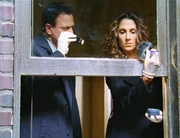 Stella (Melina Kanakaredes) und Mac (Gary Sinise) finden das Fenster, aus dem der t&ouml;dliche Schuss abgegeben wurde. Ist das auch ein Hinweis auf den M&ouml;rder?