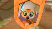 Flora befindet sich auf Heldenreise, um an die ultimative Waffe zu gelangen. Damit wil sie den Thron für King Julien zurückerobern. Doch die ultimative Waffe scheint so gar nicht das zu sein, womit Flora gerechnet hat.
