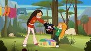 Wutentbrannt reißen Wendy und Marine unkontrolliert am Lieblings-T-Shirt Papas. Das muss wohl dran glauben.