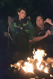 Genießen die Ruhe und das romantische Lagerfeuer: Melinda (Jennifer Love Hewitt, l.) und Jim (David Conrad, r.) ...