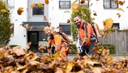 Mit Bünyamin findet Marina heute heraus, was mit dem Laub auf den Straßen passiert. Weiteres Bildmaterial finden Sie unter www.br-foto.de.