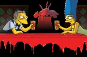 Nachdem Homer von den Rohren der Bierzapfanlage aufgespießt wurde, bekommt Moes (l.) Bier eine glücklich machende Wirkung, was auch Marge (r.) am eigenen Leibe erfährt ...