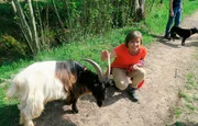Annette Krause macht sich mit Ziege "Kai-Uwe" bekannt.