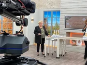 Auch mit 82 Jahren steht Margot Schmitt regelmäßig im Fernsehstudio und preist ihre Produkte an.