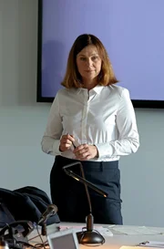 Teambesprechung - Nicole Sturm (Bettina Mittendorfer) informiert das Team über den aktuellen Mordfall.
