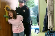 Frankie (Patricia Heaton, l.); Officer Dougherty (Ben Zelevansky, r.)