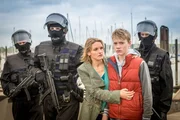 Katrin Volland (Caroline Scholze) ist froh, dass ihr Sohn Emil (Bruno Alexander) unbeschadet von dem Segelboot gekommen ist, bevor das SEK zugreifen musste.