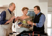 MDR Fernsehen IN ALLER FREUNDSCHAFT FOLGE 82, 'Alte Liebe rostet nicht', am Mittwoch (30.05.12) um 12:30 Uhr. Dr. Matthias Krumbiegel (Achim Wolff, l.) platzt in die Opernbesuchs-Vorbereitungen von Oberschwester Ingrid Rischke (Jutta Kammann) und Prof. Simoni (Dieter Bellmann).