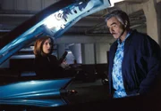 Der Versuch, Burt (Burt Reynolds, r.) zu verhaften, endet damit, dass Scully (Gillian Anderson, l.) und Monica in der Tiefgarage festsitzen.