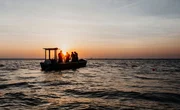 Insgesamt gibt es nur mehr fünf Fischer am Neusiedler See, darunter ist die Familie Varga. Die Fischerei wurde der Familie in die Wiege gelegt. Im Bild: Hannes Varga (Sohn von Berufsfischer Emmerich Varga), Emmerich Varga (Berufsfischer und unser Protagonist) und zwei Mitarbeiter beim Zugnetzfischen am Neusiedler See.