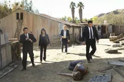 Eilen an den Tatort nach Mexiko, um herauszufinden, wer der Mörder einer amerikanischen Anwältin ist: Kim Fischer (Emily Swallow, 2.v.l.), Patrick Jane (Simon Baker, 2.v.r.) und Kimball Cho (Tim Kang, r.). Jane fällt sofort auf, dass die Tote zwar Hippiekleidung trägt, aber lackierte Fingernägel und eine konservative Frisur hat. Wurde sie nur verkleidet?