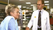 Trotz schneller Scannerkasse hat Rita (Gaby Köster) keinen Kunden. Schumann (Lutz Herkenrath) will wissen, was los ist.