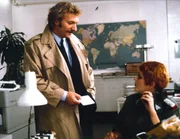 Baby Schimmerlos (Franz Xaver Kroetz) und seine Sekretärin Edda (Billi Zoeckler) denken über die morgige Schlagzeile nach. Baby Schimmerlos (Franz Xaver Kroetz) und seine Sekretärin Edda (Billi Zoeckler) denken über die morgige Schlagzeile nach.