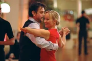 Chefermittler Sascha Bergmann (Hary Prinz) mit seiner Kollegin Eva Merz (Eva Herzig) beim Tangokurs.