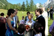 Andreas (Martin Gruber, 2.v.l.) und Freundin Sarah (Stephanie Stumph, l.) gratulieren dem frisch gebackenen Ehepaar Emilie (Stefanie von Poser, M.) und Stefan (Stefan Murr, 2.v.r.). Im Hintergrund: der Pfarrer (Reinhard Forcher).