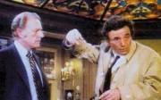 Lt. Columbo (Peter Falk, re.) besucht George O'Connell (Bernard Behrens) und seine Frau Kate.