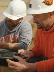 Chris Taylor, Dave Turin und Clay McMains bei der Untersuchung einer Siebschale im Chino Valley