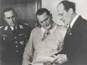 Oberbefehlshaber der deutschen Luftwaffe, Hermann G&ouml;ring (M.), mit seinem Adjutanten Karl Bodenschatz (l.) und dem Ingenieur Willy Messerschmitt (r.).