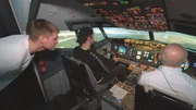 Flo, Harald, Peter und Tim lösen ein Weihnachtsgeschenk ein. Es ist ein Besuch im Flugsimulator in Mönchengladbach.
