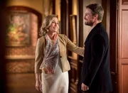 Moira Queen (Susanna Thompson) und Oliver Queen (Stephen Amell)
