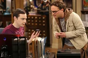 K&ouml;nnen es nicht fassen, dass Stephen Hawking positiv auf Sheldons Anfrage reagiert und mit ihm das Online-Spiel "Words with Friends" spielen m&ouml;chte: Sheldon (Jim Parsons, l.) und Leonard (Johnny Galecki, r.) ...