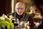 Was als Schlichtversuch gedacht war, geht gehörig nach hinten los. Henry (Len Cariou) hat den Streit Erins und Dannys unterschätzt.