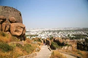 Das moderne Hyderbad ragt in der Ferne vom mittelalterlichen Golkonda Fort auf.