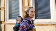 Mit Mann und Kind zieht Anne Münch als filmische Stadtschreiberin von Potsdam nach Lenzen (Elbe) im äußersten Nordwesten Brandenburgs. Hier will sie leben, die Stadt erkunden und die Menschen kennenlernen. Sie taucht ein ins lokale Geschehen, tanzt Zumba und wird Mitglied des Karnevalsvereins. Ein Jahr „vor Ort“ filmt sie ihre Erfahrungen und Begegnungen. Wie lebt es sich in Lenzen? - Stadtschreiberin Anne Münch mit ihrem Sohn in Lenzen.