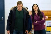 RESIDENT ALIEN -- "Lovebird" Episode 305 -- Pictured: (l-r) Alan Tudyk as Harry Vanderspeigle, Meredith Garretson as Kate Hawthorne