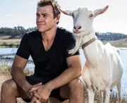 Hugh Knight (Rodger Corser).