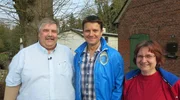 Experte Marco Heuberg (Mitte) schaut sich gemeinsam mit Joachim (53) und Kathrin (52) das Grundstück an Experte Marco Heuberg (Mitte) schaut sich gemeinsam mit Joachim (53) und Kathrin (52) das Grundstück an