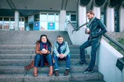 Mia (Claudia Kottal), Niko (Andreas Guenther) und Lassmann (Michael Edlinger) auf den Stufen vor dem Unfallkrankenhaus, in welches Alex gebracht wurde.