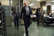 Geraten bei den Ermittlungen im aktuellen Fall aneinander: Holmes (Jonny Lee Miller, l.) und Detective Gerry Coventry (Chris Bauer, 2.v.l.) ...