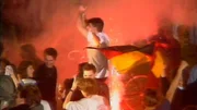 Das Jahr 1990 – Berlin feiert die deutsche Einheit und neue Freiräume entstehen. Demonstranten stürmen die Stasi-Zentrale in Ost-Berlin, die Währungsunion bringt die D-Mark für alle und die Bundesrepublik wird Fußball-Weltmeister. Eine Berlin-Chronik der Superlative: 40 Folgen, von 1961, dem Jahr des Mauerbaus, bis 1999, als Berlin wieder Hauptstadt eines vereinten Deutschland ist. Die Bundesrepublik wird Fussball-Weltmeister - Jubel auf dem Kudamm.