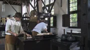 Bücher sind im Mittelalter ein Luxus, den sich nur die Oberschicht leisten kann. Bis Johannes Gutenberg 1450 in Mainz den Buchdruck mit beweglichen Lettern erfindet. Durch die Zunahme von Universitäten und Bibliotheken entsteht das Bedürfnis nach einer neuen Drucktechnik, die nicht nur günstiger und schneller sein soll als der mühsame Holztafeldruck, bei dem man den Text spiegelverkehrt in einen Holzblock schneiden musste. Gutenbergs geniale Idee, Texte aus einzelnen Buchstaben zusammen zu setzten, macht dies möglich. Das Wissen um die neue Drucktechnik verbreitet sich schnell – und wird zum Katalysator für große geistige, politische und religiöse Veränderungen, wie etwa die lutherische Reformationsbewegung.