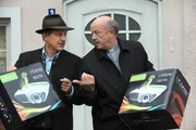 Pfarrer Kurz und Bürgermeister Schattenhofer hatten die gleiche Idee und haben beide einen Beamer für den Filmnachmittag der Senioren organisiert. Von links: Lorenz Schattenhofer (Werner Rom) und Pfarrer Kurz (Hans Stadlbauer).