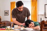 Leon (Joel Akgün) weckt Lien (Nui Nguyen), nachdem die über ihren Büchern beim Lernen eingeschlafen ist.
