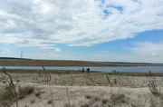 Der Ostsee soll ein wichtiger Baustein im Strukturwandel der Nach-Braunkohlezeit werden. Doch ist die Vorfreude verfrüht? An anderen Lausitzer Bergbaufolgeseen kämpfen die Anrainer mit der Wasserqualität. Denn das jetzt wieder aufsteigende Grundwasser spült Sulfate aus dem Untergrund in die Seen und lässt den ph-Wert sauer werden. Wird das Bergbau- und Sanierungsunternehmen LEAG die versprochene Wasserqualität für den Cottbuser Ostsee einlösen können? - Der Cottbuser Ostsee.