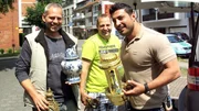 Trödelprofi Sükrü (re.) mit Marc (li.) und Dennis